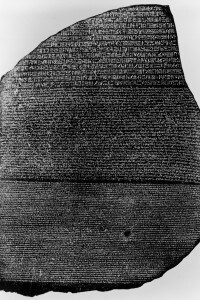 Immagine della stele di Rosetta con le tre grafie che riportano lo stesso testo