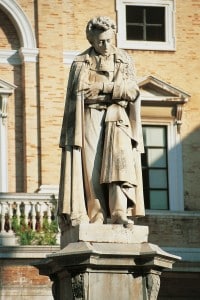 Statua di Giacomo Leopardi a Recanati