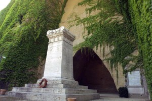 Tomba di Giacomo Leopardi a Napoli