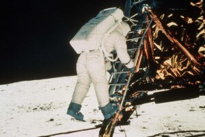 L'astronauta Edwin "Buzz " Aldrin si appresta a mettere piede sulla Luna il 20 luglio 1969