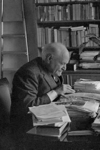 Giuseppe Ungaretti nel suo studio