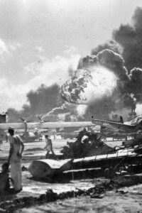 Esplosione a Ford Island, Pearl Harbour, durante l'attacco del Giappone