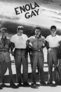 L'equipaggio dell'Enola Gay ed il comandante Paul W. Tibbets Jr. al centro