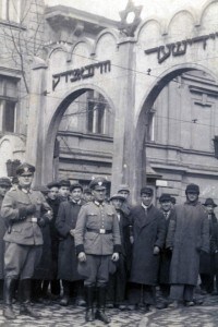 Ghetto di Cracovia controllato da sottufficiali della Polizia durante l'occupazione nazista