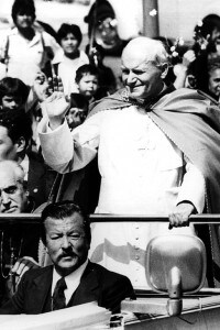 Giovanni Paolo II accolto dalla folla in Messico il 7 febbraio 1979