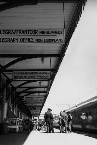 Immagine dei cartelli nella stazione di Wellington per far rispettare la politica dell'apartheid