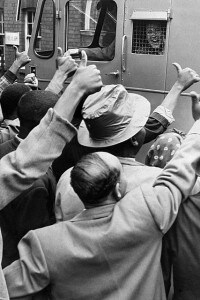 Militanti anti-apartheid portati al processo, in cui fu condannato anche Mandela nel 1956