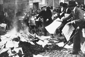 Squadriglie fasciste armate di manganelli bruciano il quotidiano «Il Paese»
