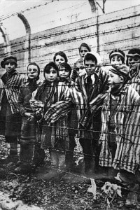 Bambini nel campo di concentramento di Auschwitz