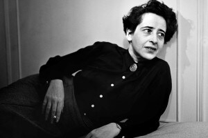 Hannah Arendt nel 1944 in una foto di Fred Stein