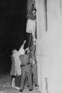 E' il 10 settembre 1961 e una donna si cala da un edificio in Bernauer Strasse nel tentativo di raggiungere Berlino Ovest