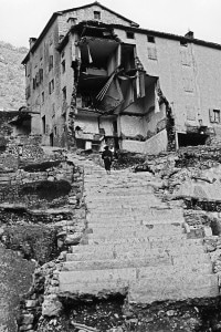 Una casa distrutta dal crollo della diga del Vajont nel 1963