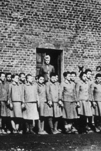 Bambini in un campo di lavoro in Polonia nel 1945