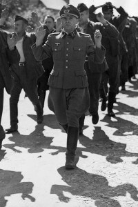 Ufficiale delle Waffen SS con i prigionieri catturati a Brest, il 16 settembre del 1944
