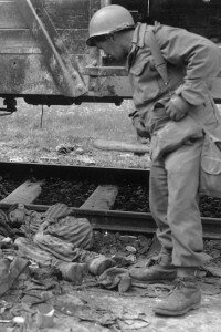 Immagine di un soldato che scopre alcuni corpi delle vittime nel campo di concentramento di Dachau