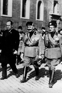 Benito Mussolini con le truppe fasciste a Roma