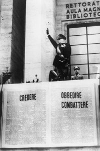 Mussolini in una cerimonia a Roma alla guida di studenti universitari nell'esercito nel 1940