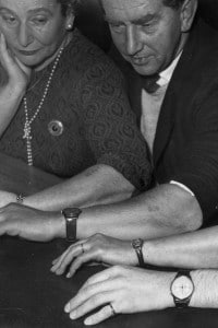 Sopravvissuti di Auschwitz mostrano il numero di matricola marchiato sul braccio. Foto del 1964.