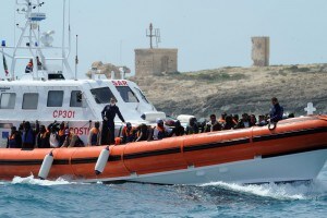 Alcuni immigrati salvati in mare dalla capitaneria