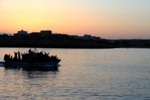 Uno dei barconi quotidianamente in viaggio verso Lampedusa