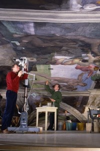 Restauratori durante le operazioni di pulitura degli affreschi