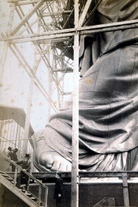 La Statua della Libertà costruita nelle strade di Parigi per mancanza di spazio nel laboratorio di Bartholdi