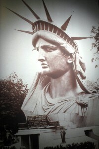 La testa originale della Statua della Libertà mostrata ai parigini