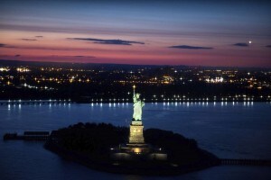 La statua della Libertà nel porto di New York