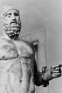 La statua B dei Bronzi di Riace nella sua collocazione al Museo Nazionale di Reggio Calabria