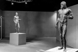 I Bronzi di Riace in un'esposizione a Firenze