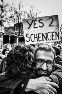 Foto di una manifestazione a favore di Schengen, emblema della globalizzazione in Europa
