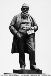 Monumento che ritrae Agostino Depretis, capo del governo italiano al momento della sottoscrizione della Triplice Alleanza