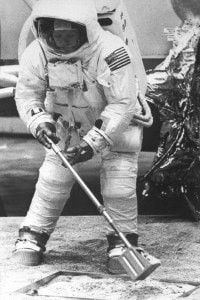 20 luglio 1969: Neil Armstrong raccoglie a mano i primi campioni di suolo lunare.