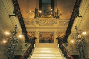 Scalinata di ingresso di Palazzo Castiglioni a Milano, simbolo dello stile Liberty italiano