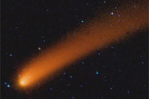 La coda di polvere della cometa Siding Spring, nella galassia Andromeda