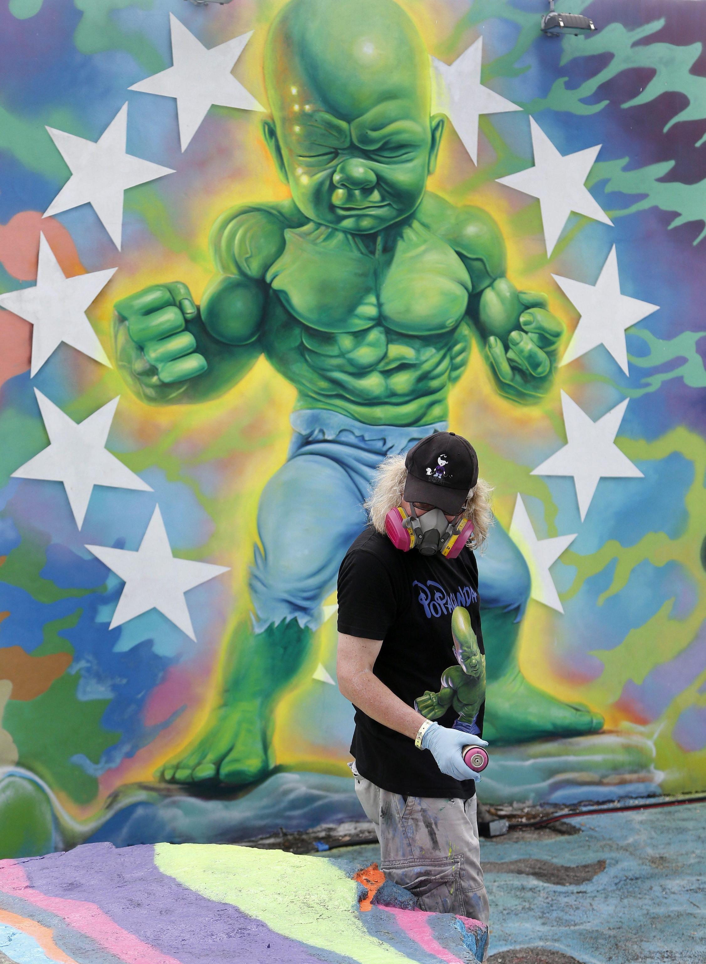 Ron English e il suo graffito "Baby Hulk" a Miami