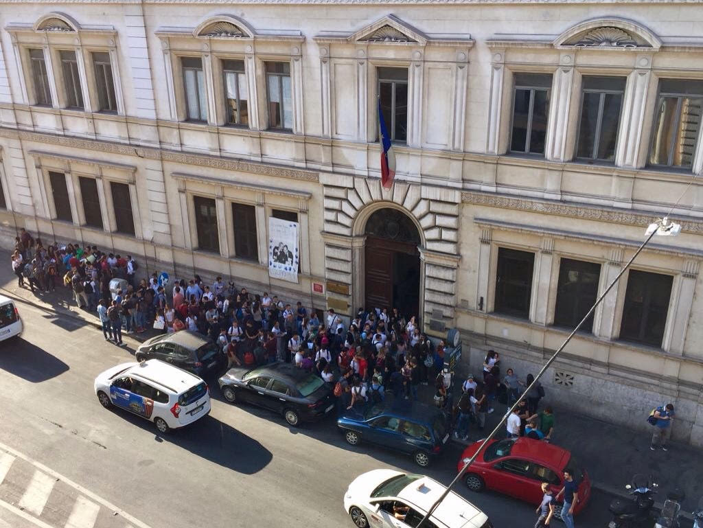 Maturandi Davanti al Leonardo Da Vinci di Via Cavour, a Roma