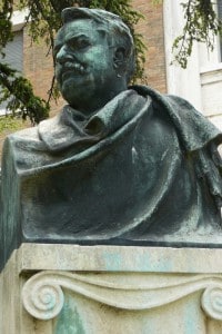 Mezzobusto di Giovanni Pascoli