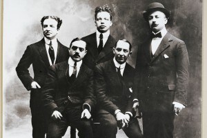 La prima generazione dei futuristi. Da sinistra: Aldo Palazzeschi, poeta; Carlo Carrà, pittore; Giovanni Papini, scrittore e poeta; Umberto Boccioni pittore e scultore; Filippo Tommaso Marinetti, poeta e scrittore.