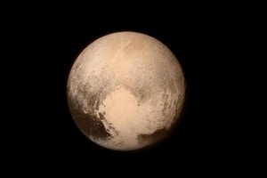 Plutone in un'immagine pubblcata sul profilo Twitter della Nasa