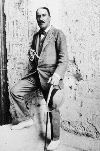 L'egittologo Howard Carter  (1874 - 1939) all'ingresso di un sito archeologico