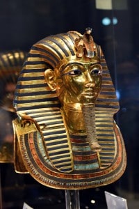 Maschera d'oro rinvenuta nella tomba del faraone bambino