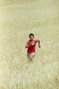 Scena tratta dal film "Io non ho paura" in cui Michele, il protagonista, corre in un campo di grano.