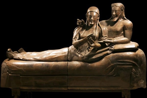 Sarcofago degli sposi, adagiati su un triclinio. In terracotta del VI secolo a.C. 
