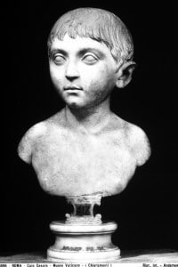 Busto di Giulio Cesare da bambino: opera conservata al Museo Chiaramonti dei Musei Vaticani