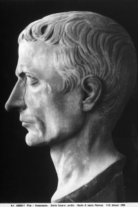 Profilo della testa dell'imperatore romano Giulio Cesare. Opera scultorea d'epoca romana, conservata al Camposanto di Pisa.