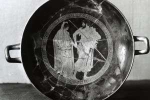 Parte interiore di una coppa raffigurante Agamennone e Briseide