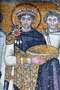 L'imperatore bizantino Giustiniano in un particolare dei mosaici di San Vitale a Ravenna.