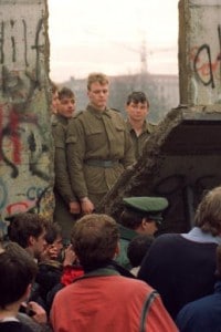 9 Novembre 1989: il momento dell'abbattimento del muro di Berlino