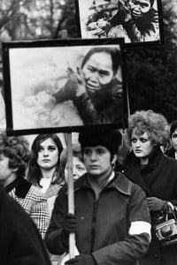Manifestazione di donne inglesi davanti l'ambasciata americana a Grosvenor Square, Londra